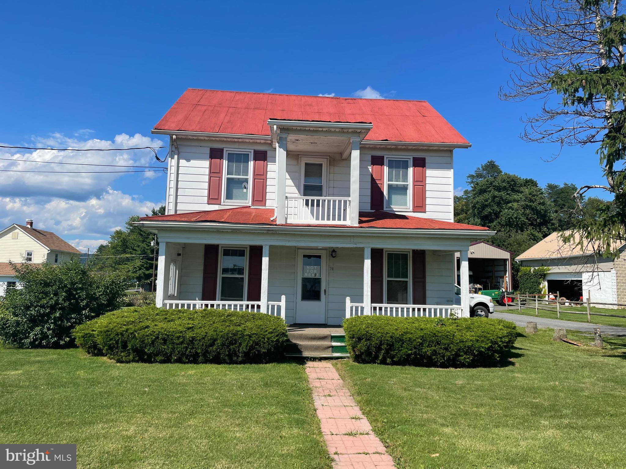 3 PROPERTIES to be offered in separate tracts, combination(s) of tracts & as a whole! ALL w/in walking distance to shops/restaurants & more!!! 2 Story 3BR, 1.5bath, LR, DR. This property will be offered for sale by auction on September 19 @ 3PM. All realtors must register their potential buyers on a 2-page auction form prior to any showing & at least 48hrs prior to auction. NO EXCEPTIONS. List price in no way represents minimum, starting, or acceptable bid. It is used only as a guide to find the home. NO SUNDAY SHOWINGS!