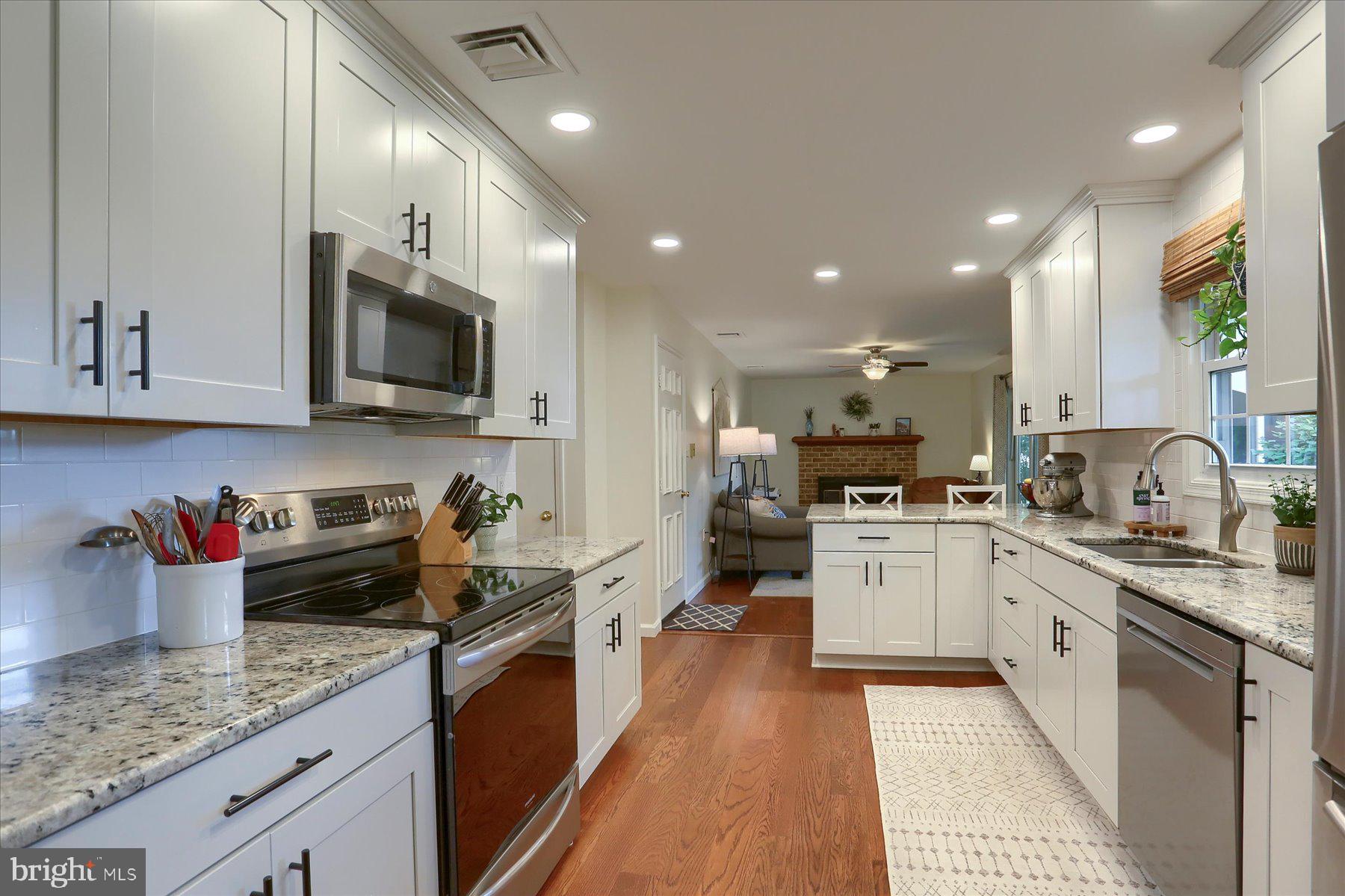 COUNTRY ESTATES - Residential