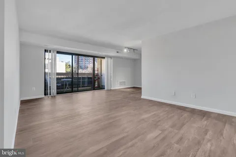 6141 Leesburg Pike Unit 504, Falls Church, VA MLS: VAFX2288622