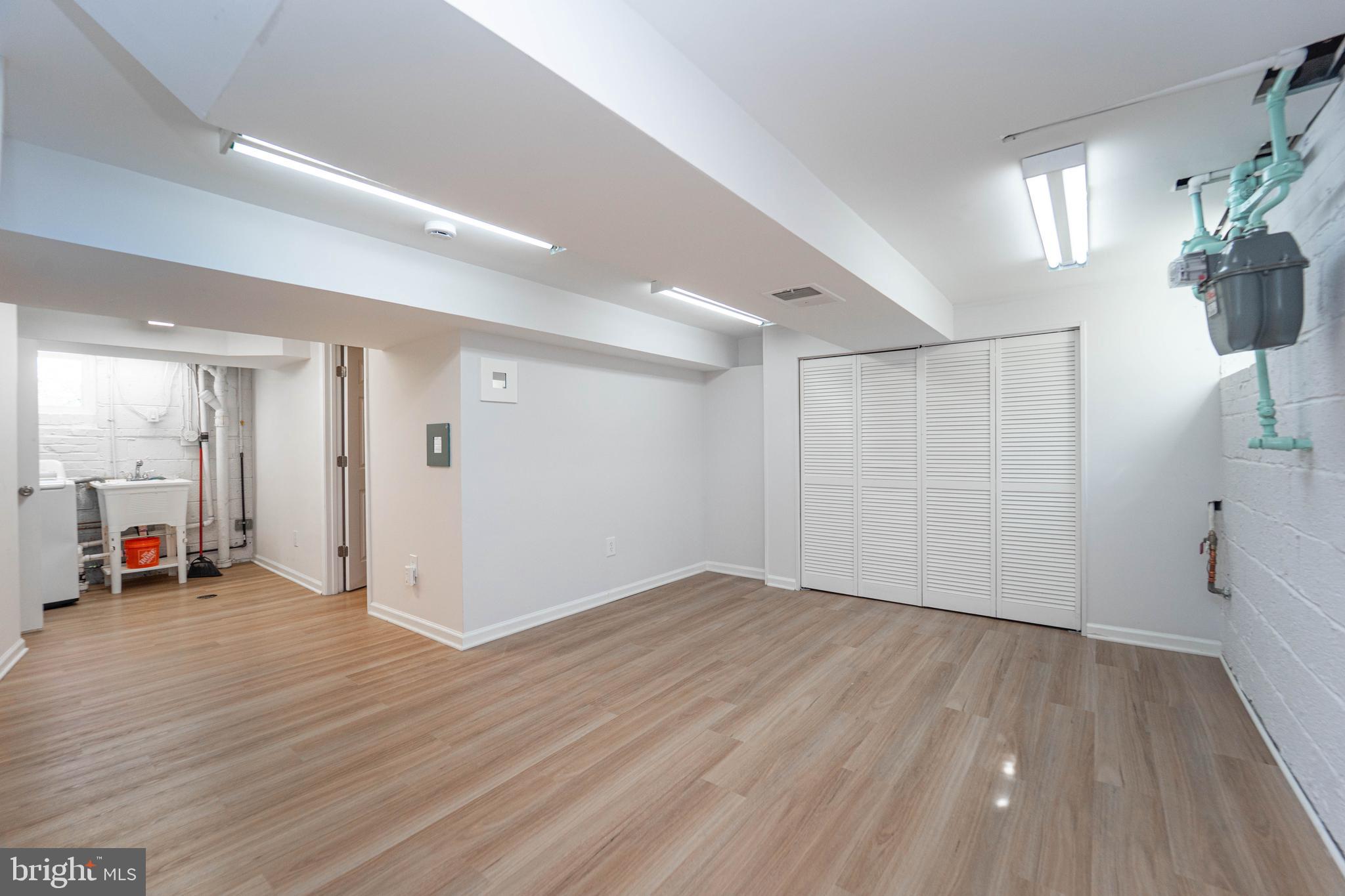 WOODSIDE PARK - Residential Lease