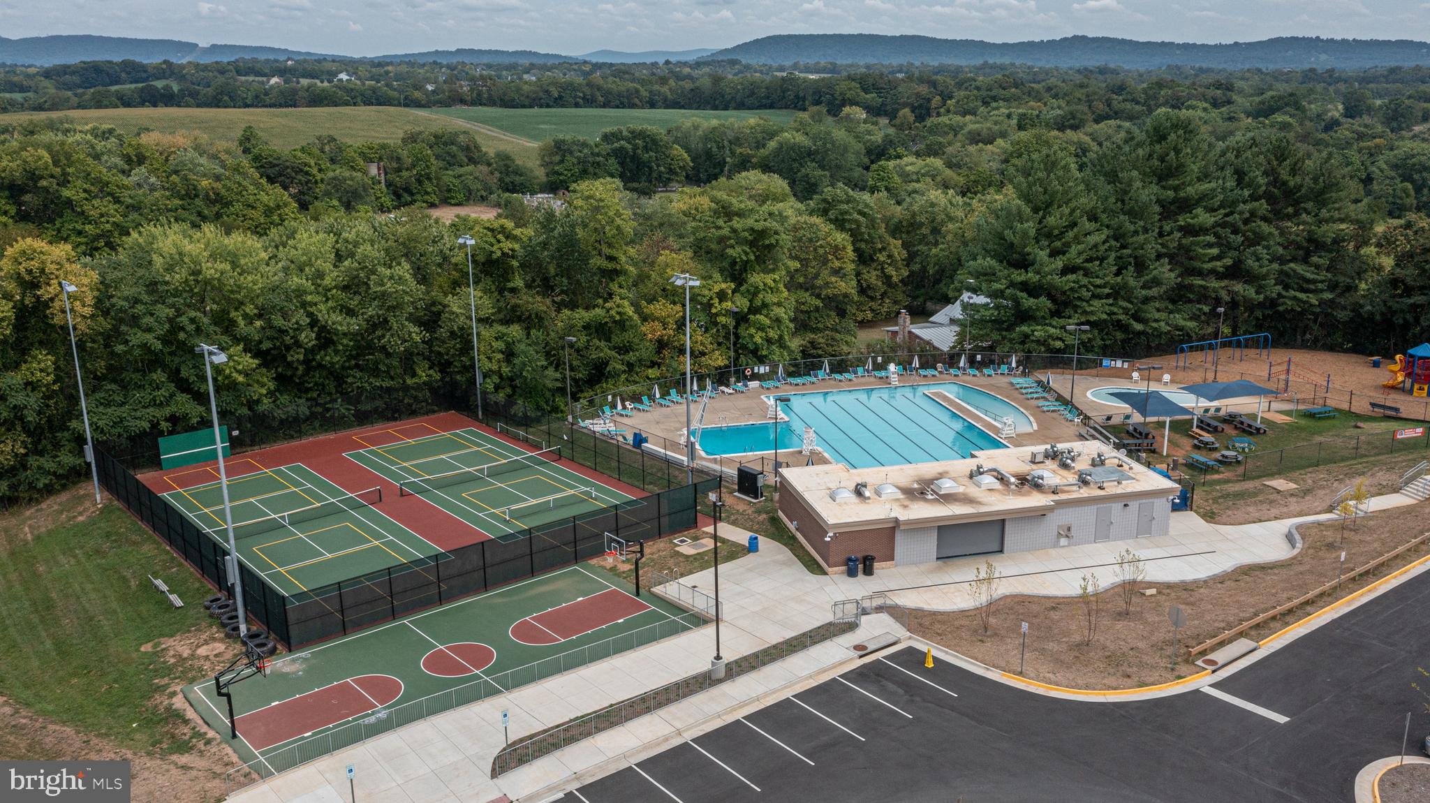 LOVETTSVILLE - Residential