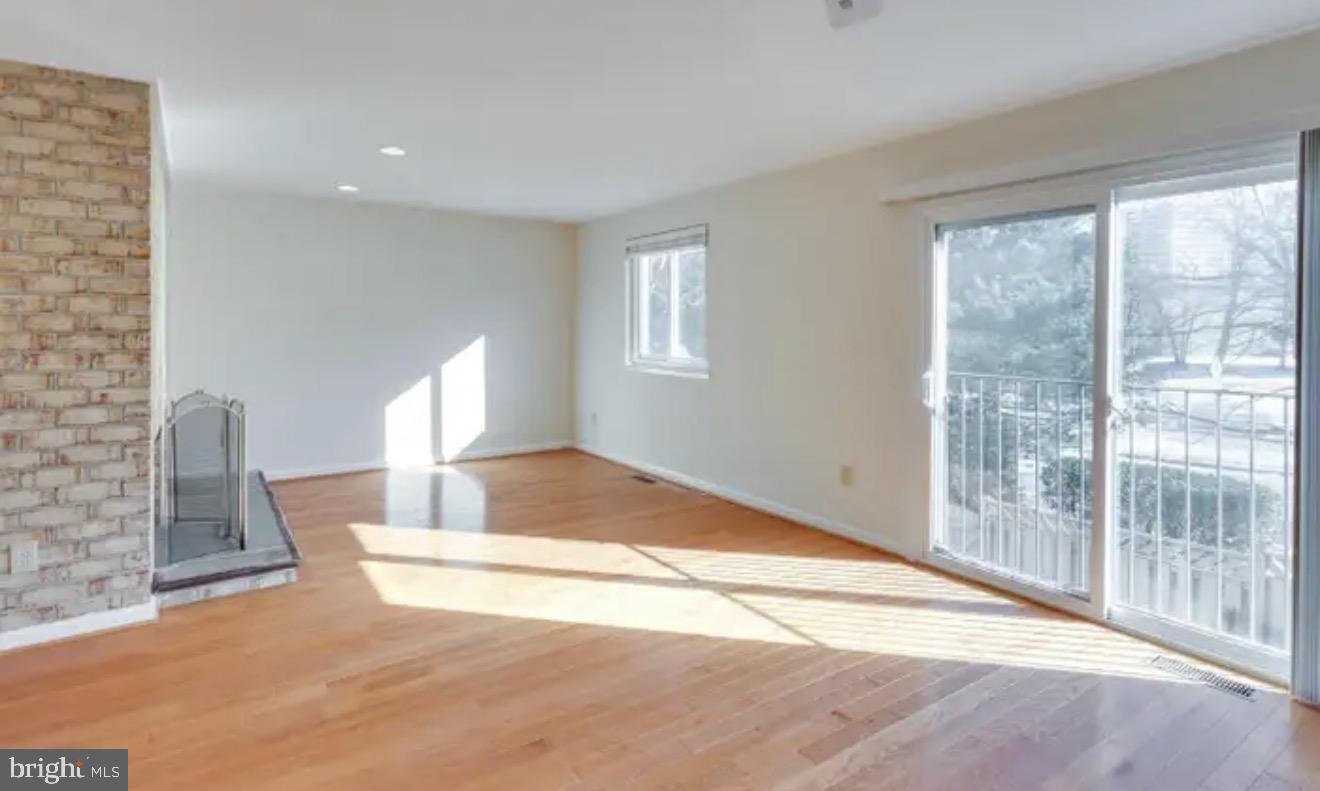 TYSONS COURT - Residential Lease