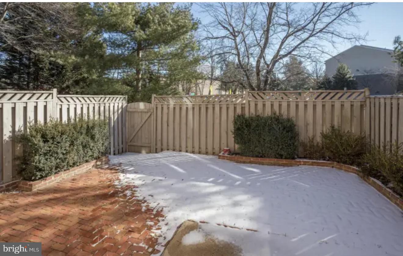 TYSONS COURT - Residential Lease