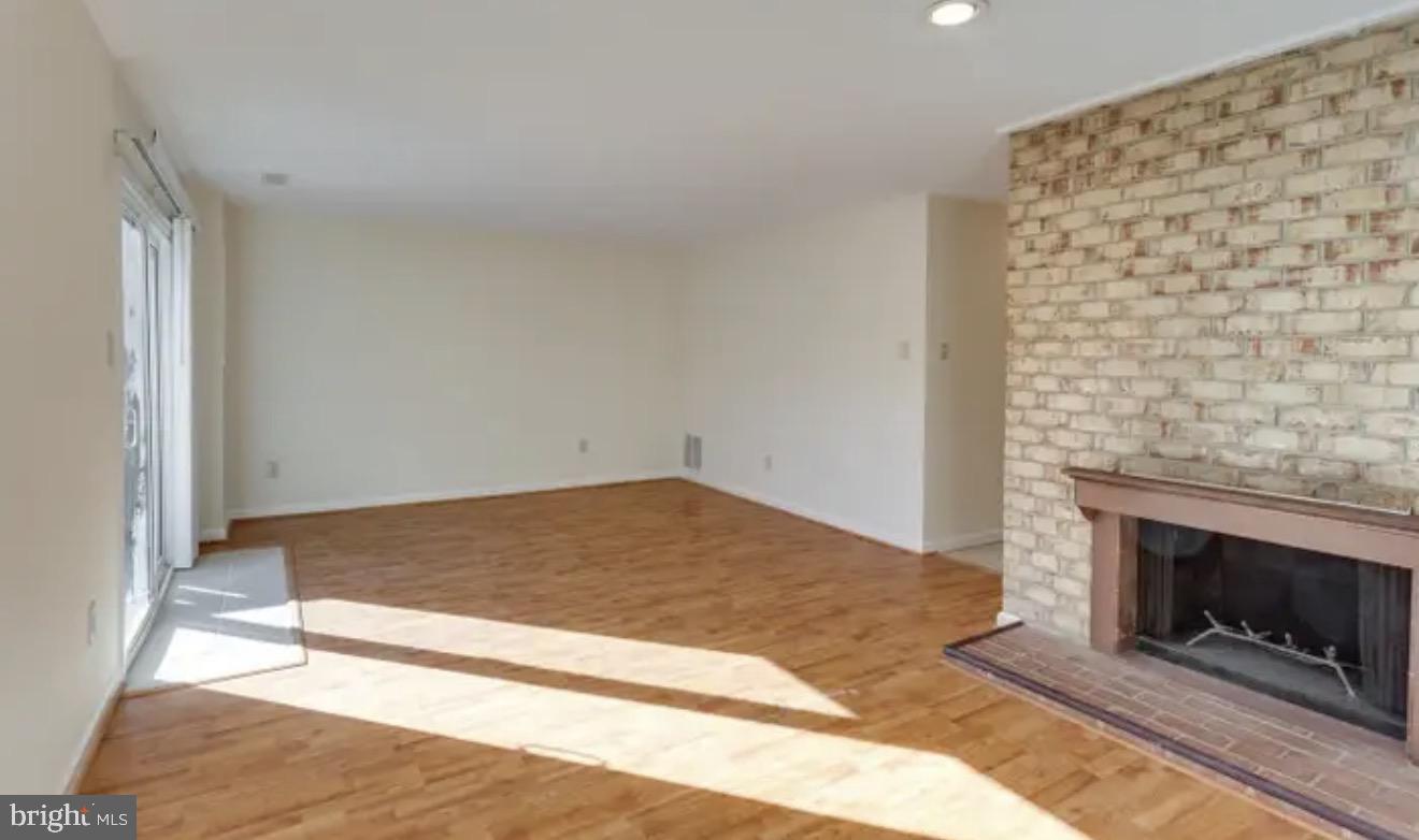 TYSONS COURT - Residential Lease