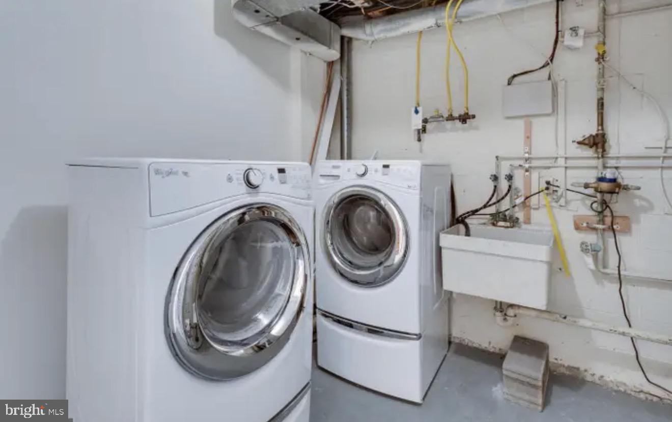 TYSONS COURT - Residential Lease