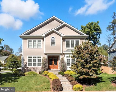 Photo of 609 Kingsley Road SW, VIENNA, VA 22180 (MLS # VAFX2293560)