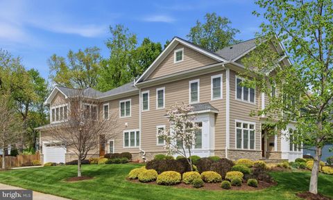 Photo of 609 Kingsley Road SW, VIENNA, VA 22180 (MLS # VAFX2293560)