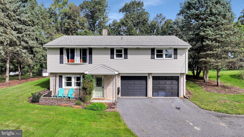 Photo of 459 Aberdeen Road, ELIZABETHTOWN, PA 17022 (MLS # PALA2093678)