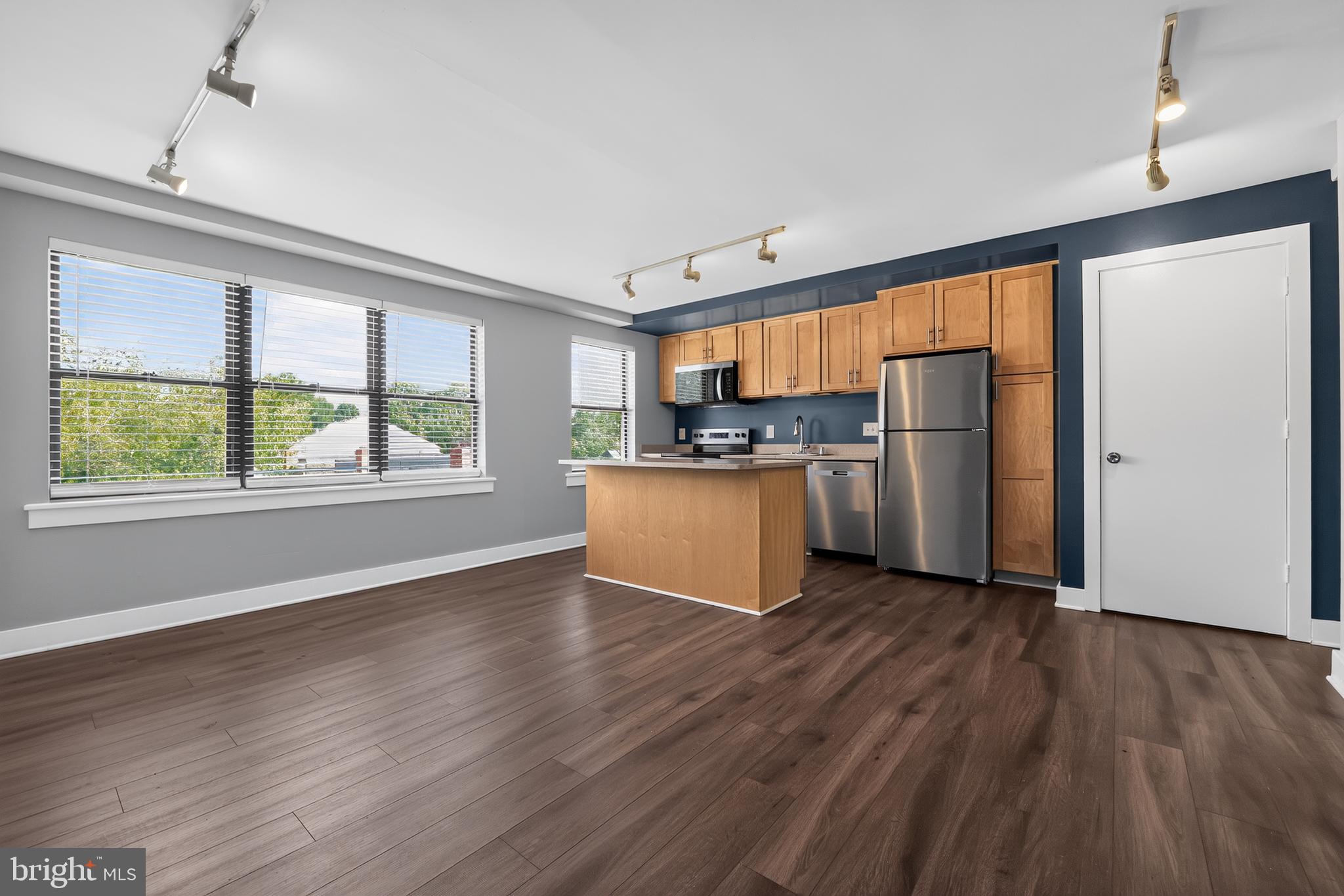 210 OAKWOOD STREET 212 SE 318