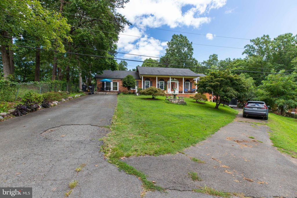 Photo of 10009 Bent Tree Lane, MANASSAS, VA 20111 (MLS # VAPW2107204)