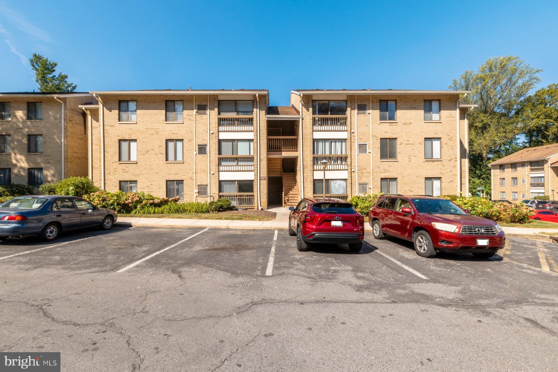 This beautifully updated condo offers an unbeatable location with easy access to major routes including US-29, I-95, MD-100, and MD-32, providing convenient connections to Washington, D.C., Baltimore, Annapolis, Silver Spring, and downtown Columbia. Just minutes away, you’ll find the Mall in Columbia with endless options for dining, shopping, and entertainment.
Inside, the home features an open floor plan with 2 bedrooms and 1 full bathroom, freshly painted condo with new interior paint throughout, and brand-new luxury vinyl plank flooring. Enjoy large walk-in closets, new windows with screens, and a new refrigerator, dishwasher, disposal, and washer/dryer combo. The HVAC system is also recent and includes an anti-allergy system for added comfort.
This home combines modern upgrades, excellent amenities, and a prime location—making it a fantastic opportunity!