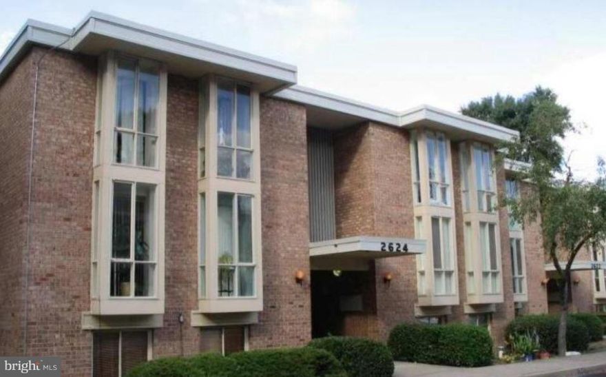 2 Blocks from Huntington Metro Station. Remodeled 3-bedroom unit with walk-in closet, contemporary kitchen, granite countertops, stainless steel appliances, 10-jet jacuzzi, crown molding, balcony w/ pool view, gym, reserved parking, and sizeable patio. Close to everything: Metro Station, Old Town, DC, Wal-Mart, AMC Theaters, restaurants, I-495. HABLAMOS ESPANOL.