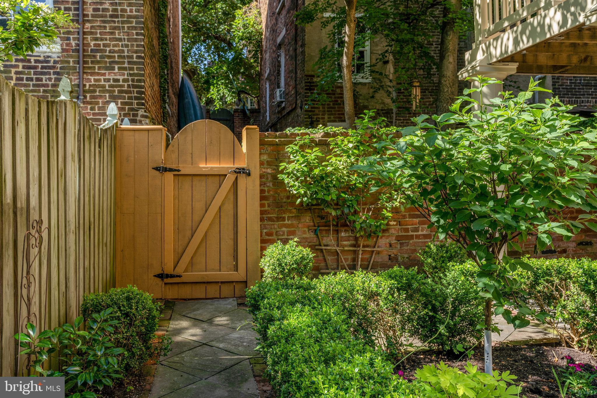 OLD TOWN ALEXANDRIA - Residential