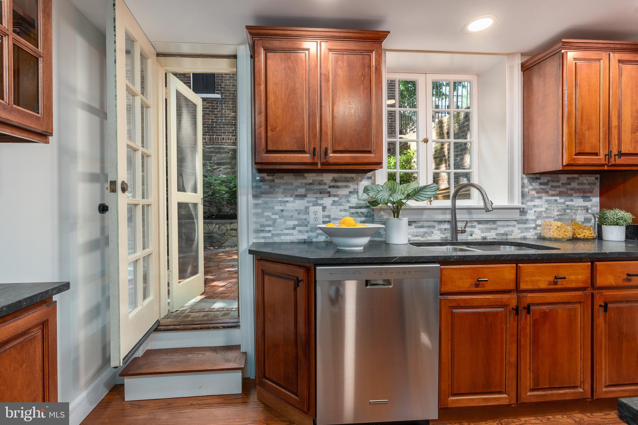 OLD TOWN ALEXANDRIA - Residential