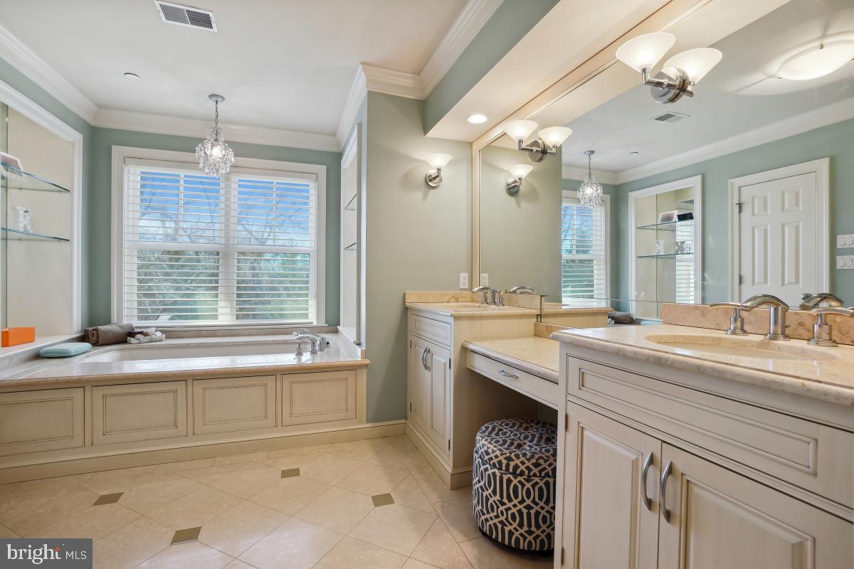 ENGLISH VILLAGE - Residential