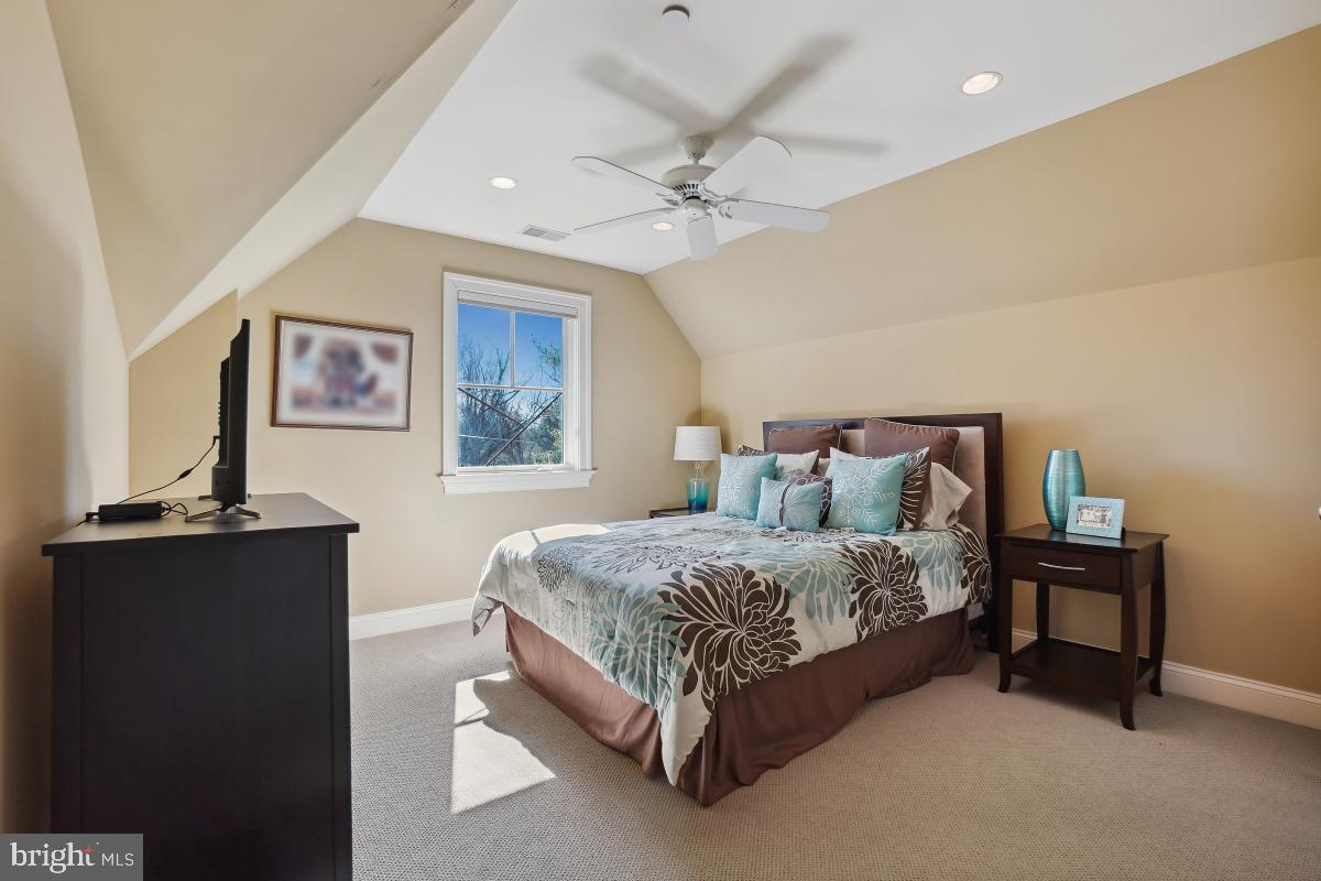 ENGLISH VILLAGE - Residential