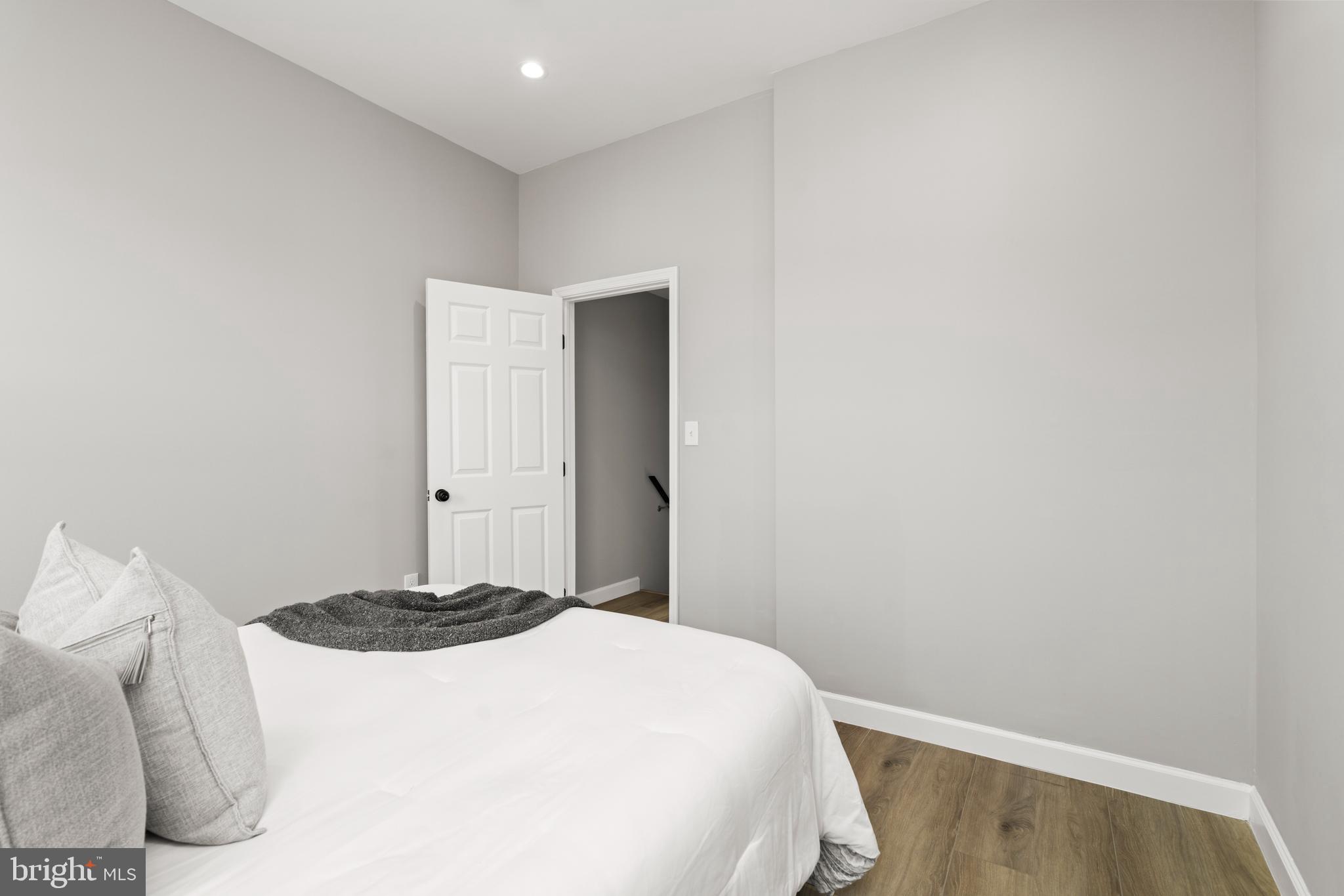 HOLLINS MARKET - Residential