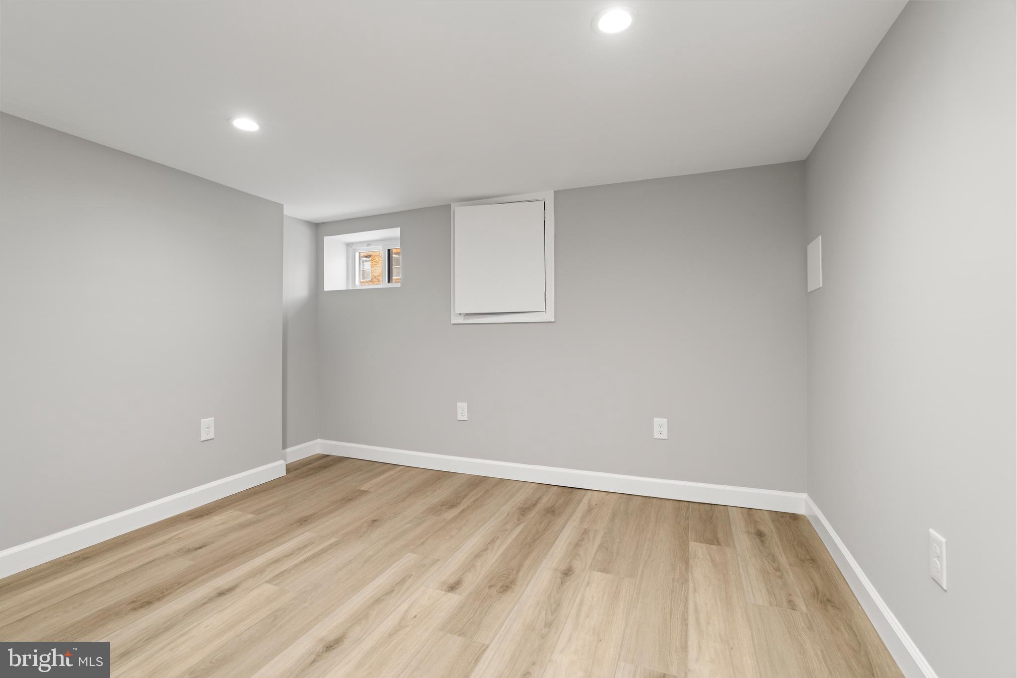HOLLINS MARKET - Residential
