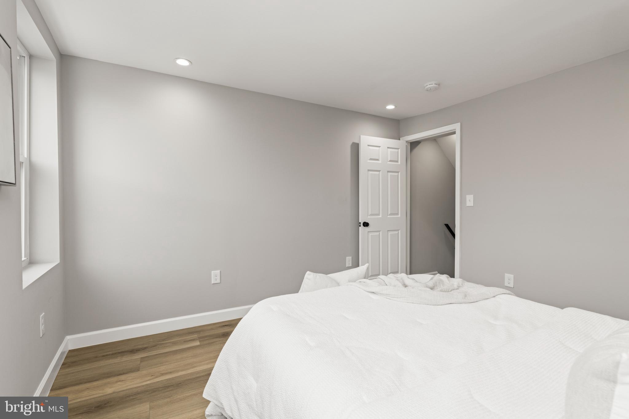 HOLLINS MARKET - Residential