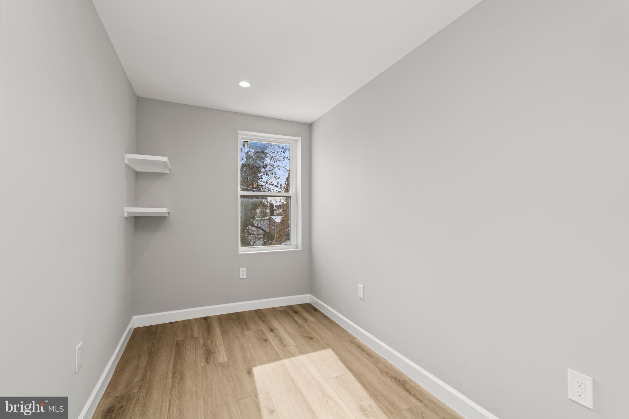 HOLLINS MARKET - Residential