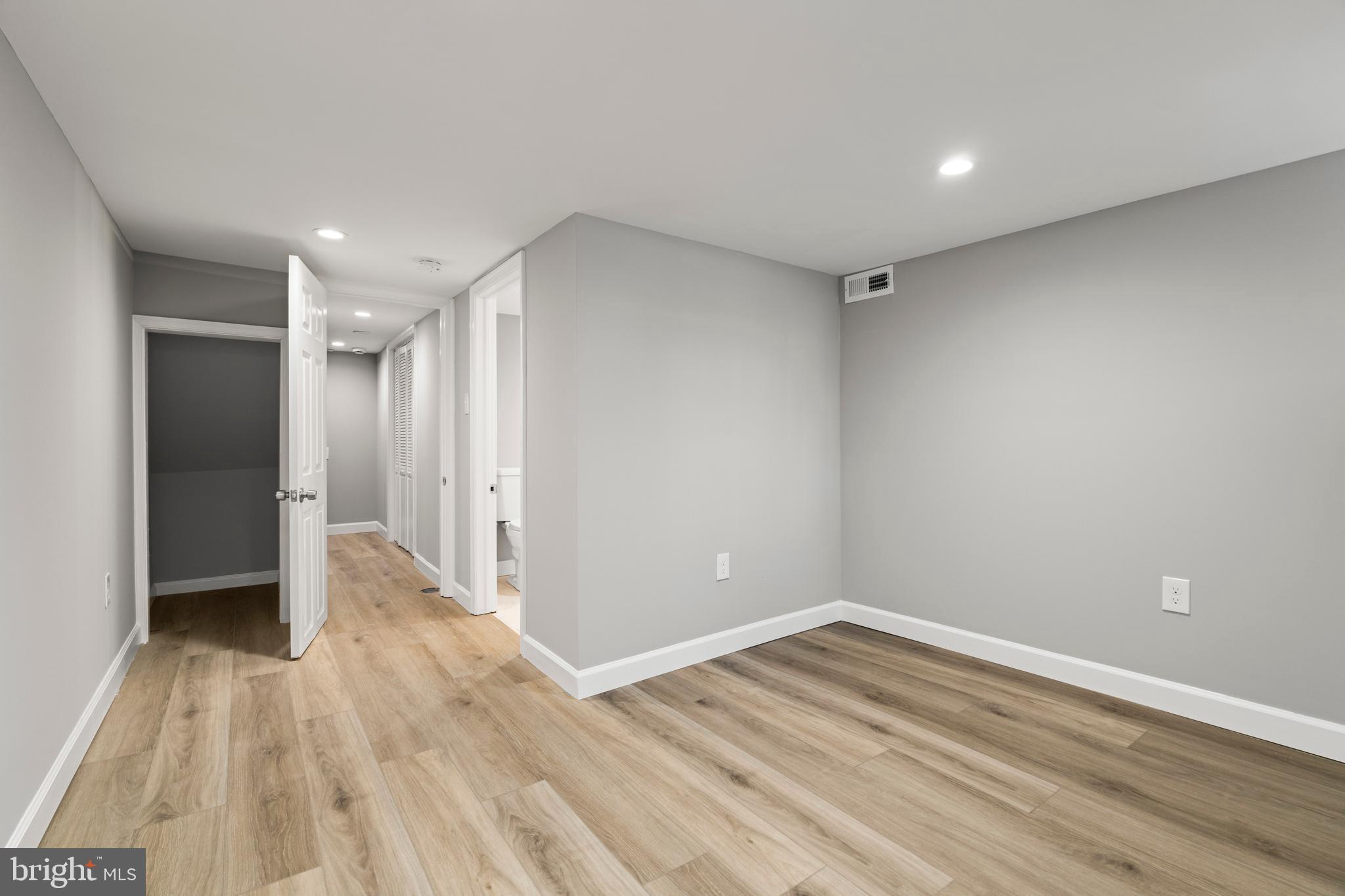 HOLLINS MARKET - Residential