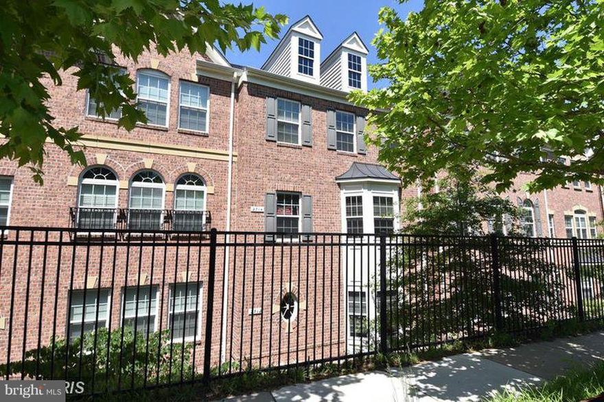 Gorgeous town home upper level at Potomac Club Community. , New Carpets , freshly painted ,Gourmet kitchen includes granite, stainless steel, 42 cabinets, island, etc. Walk to Potomac Town Center for Wegmans, R.E.I., P.F. Changs, etc. Community amenities include indoor and outdoor pools, cardio room, rock wall climbing and much more. 2 minutes from I-95.