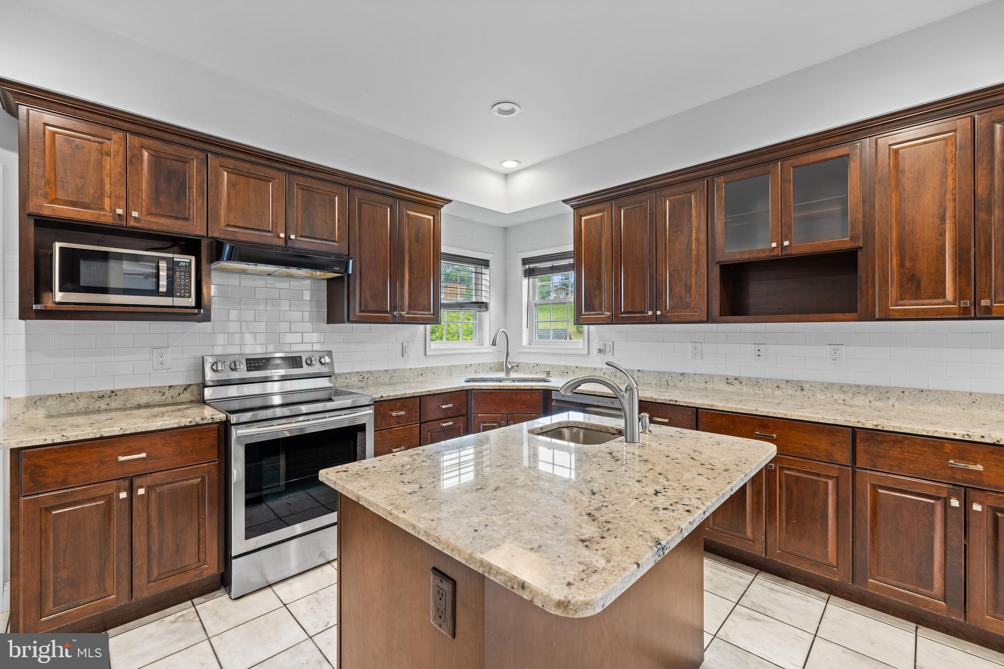 HAMPSHIRE ESTATES - Residential