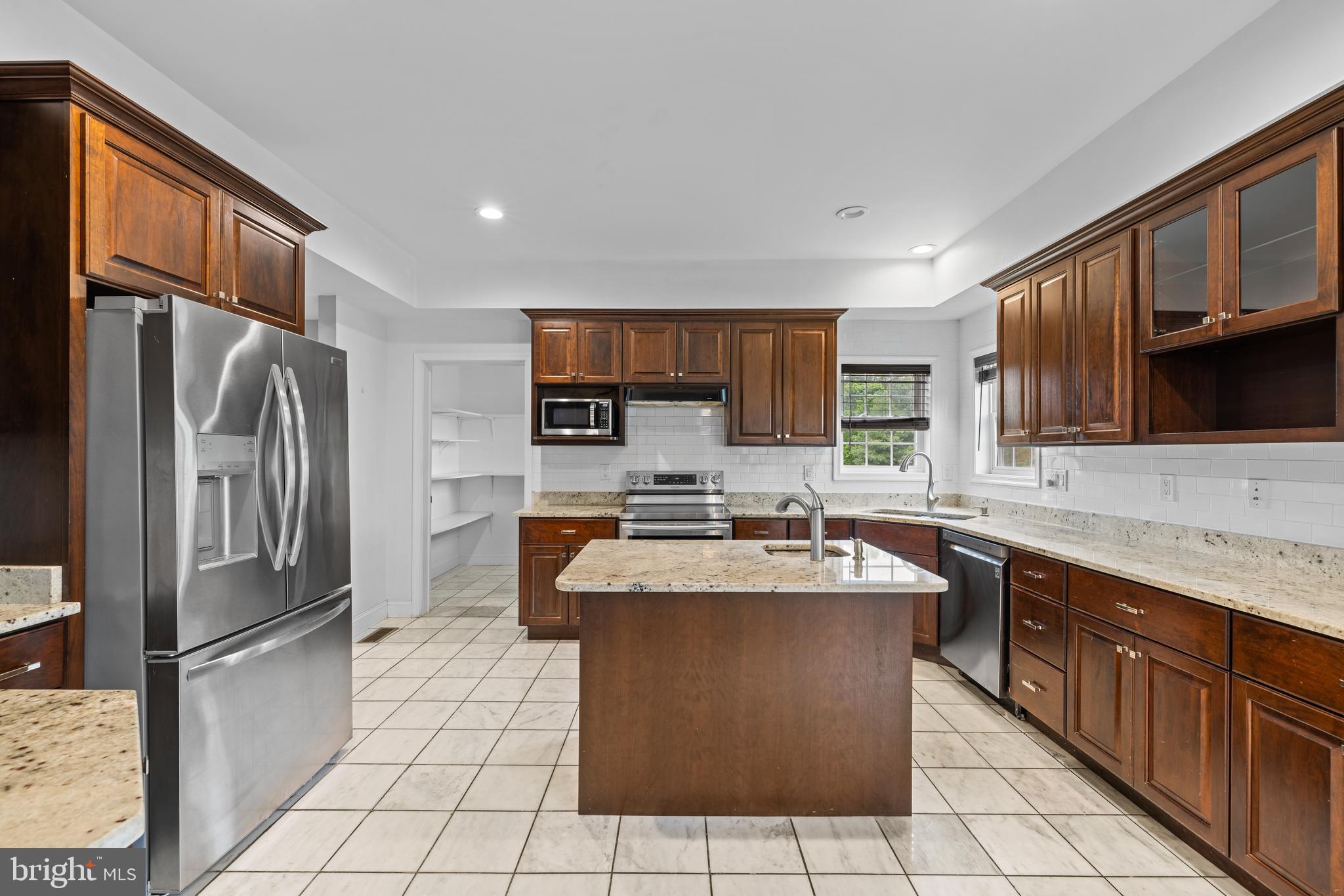 HAMPSHIRE ESTATES - Residential