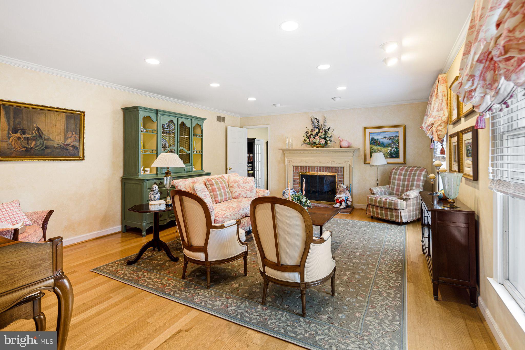 1233 LAURA LANE