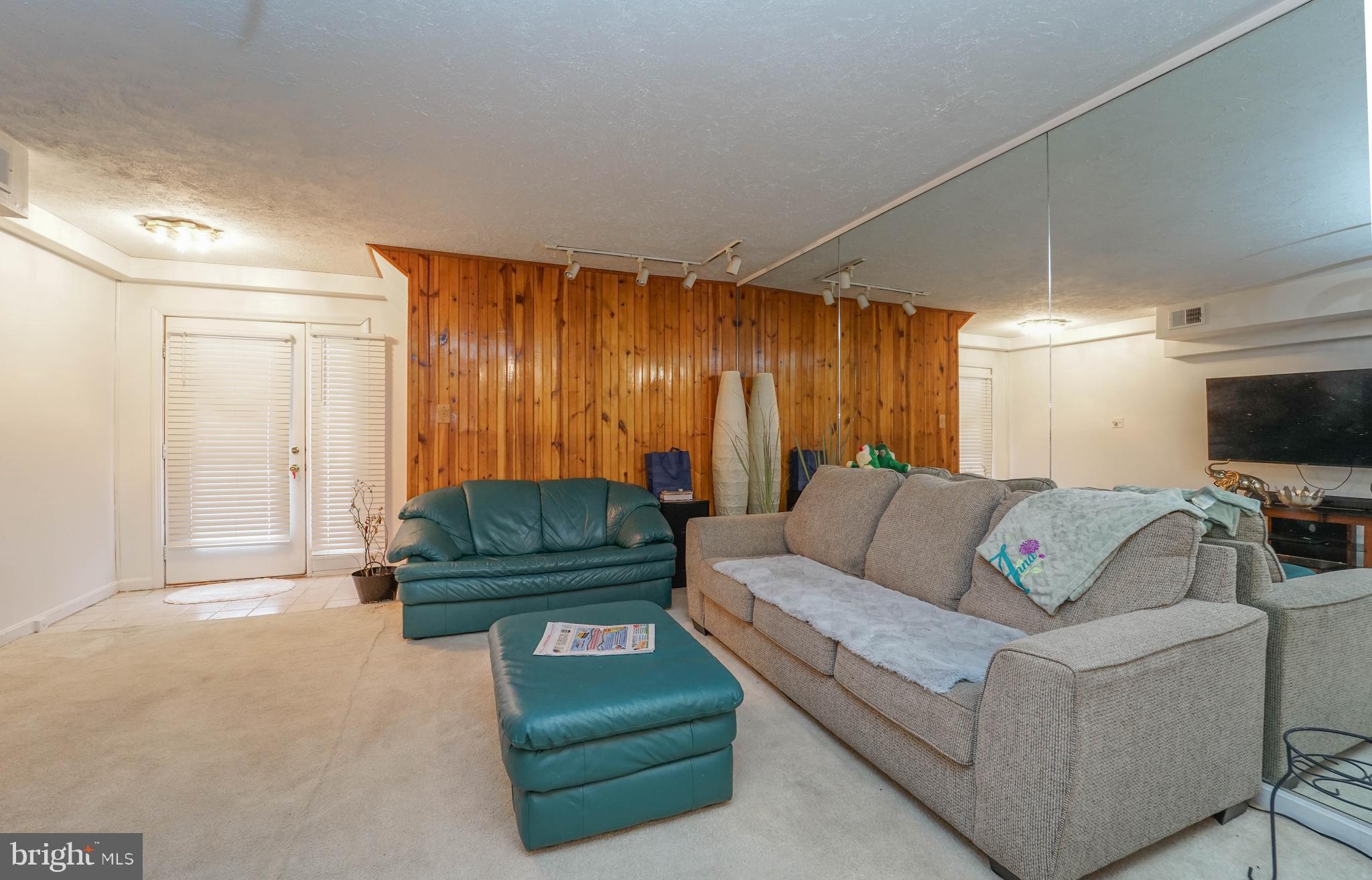 QUEENS LANDING - Residential