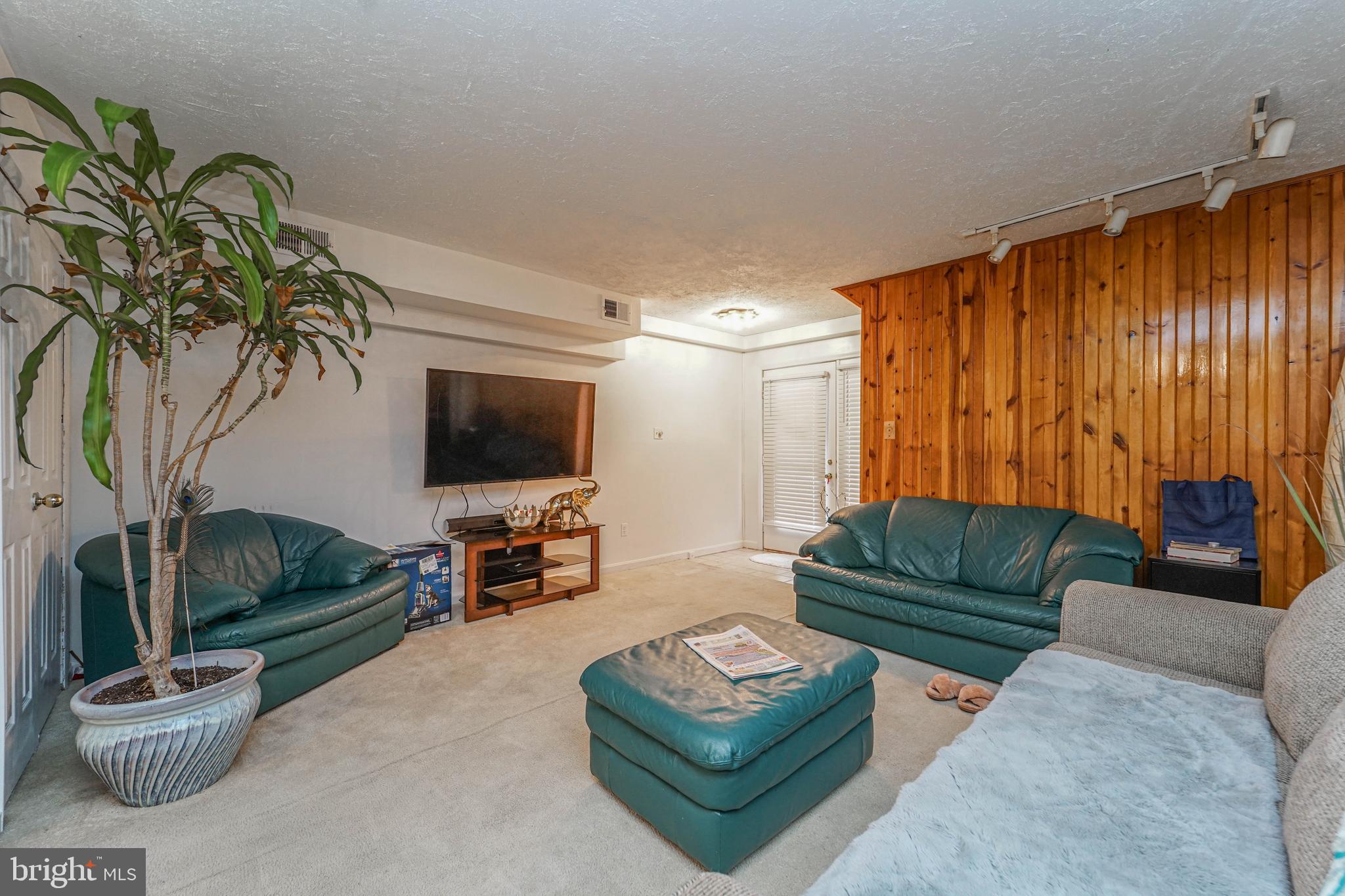 QUEENS LANDING - Residential