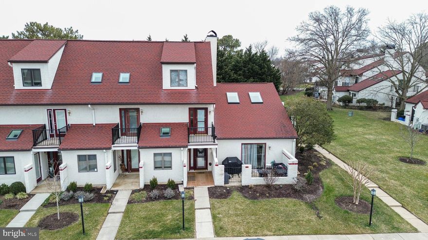 Queens Landing - One bedroom condo with living room overlooking kitchen, good for entertaining.  Private patio off bedroom with secured storage.  Laundry is stackable located in bedroom.  You will enjoy the Queen's Landing community clubhouse, marina, tennis court and pool and well as the trails in the community.
Call today for your private showing.