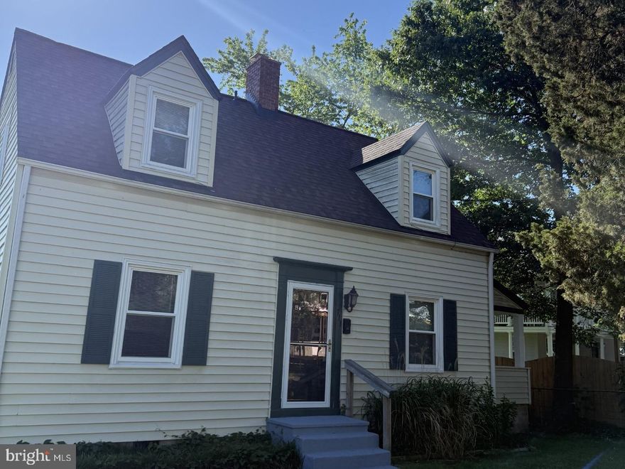 Charming 2 Bedroom /1 bath home in Colonial Beach with hardwood floors. Home has nice, covered porch on side and central AC/heat with heat pump. Washer/Dryer.  Freshly painted interior, new vinyl plank floors in kitchen and bathroom.   No pets/No Smoking