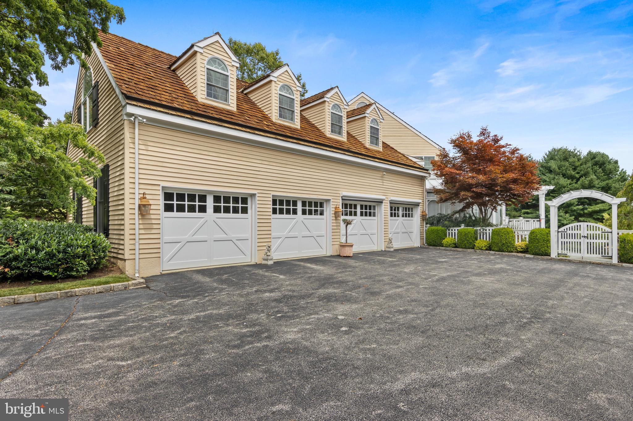 FOUR OAKS FARM - Residential
