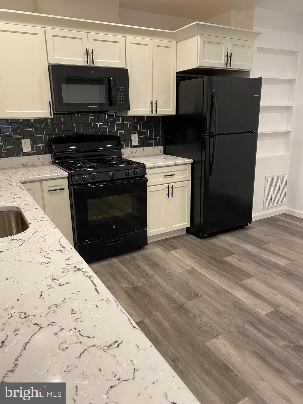 HAWTHORNE - Residential Lease