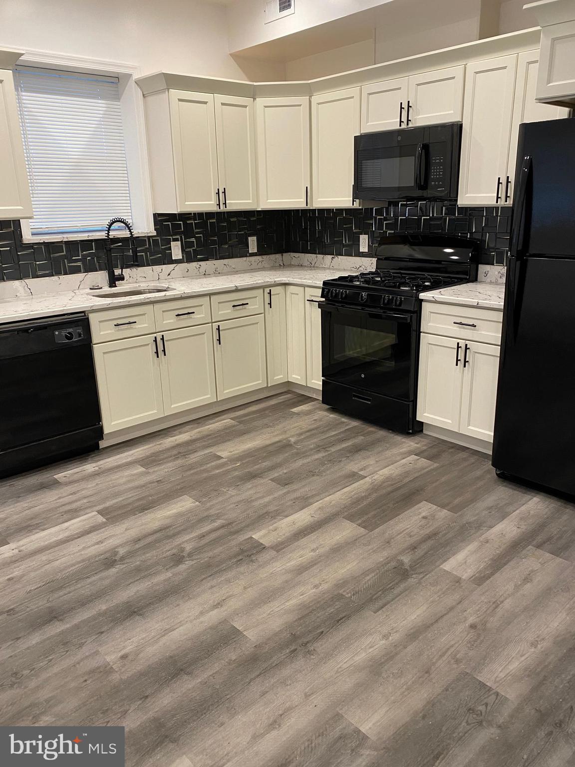 HAWTHORNE - Residential Lease