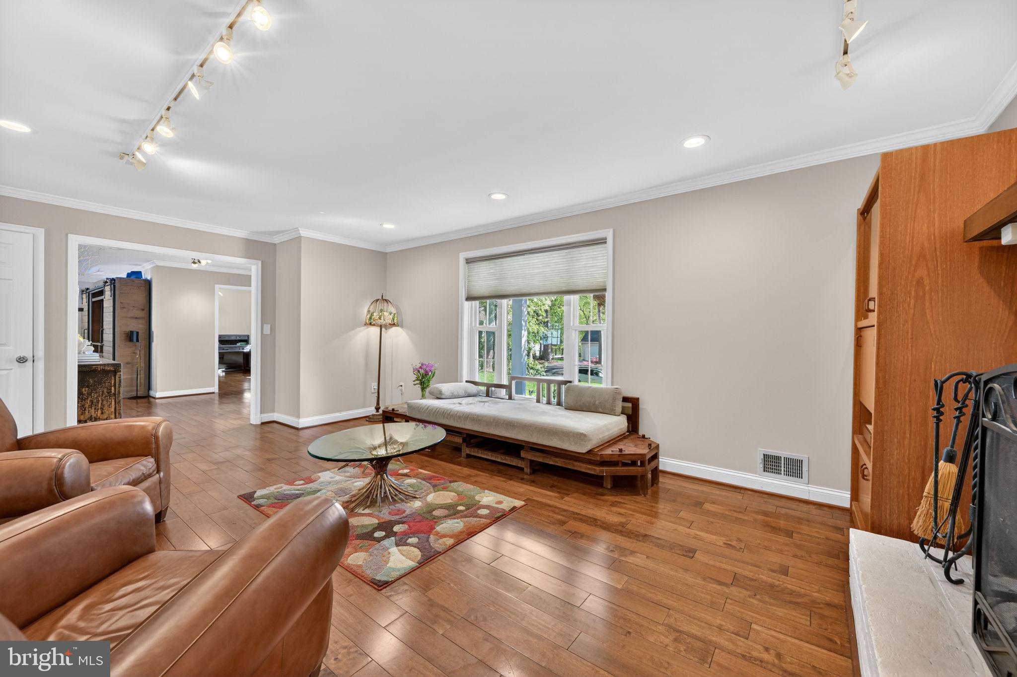 POINT FIELD LANDING - Residential