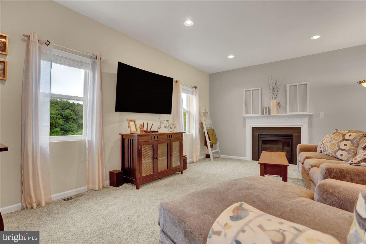 LAUREL VISTAS - Residential