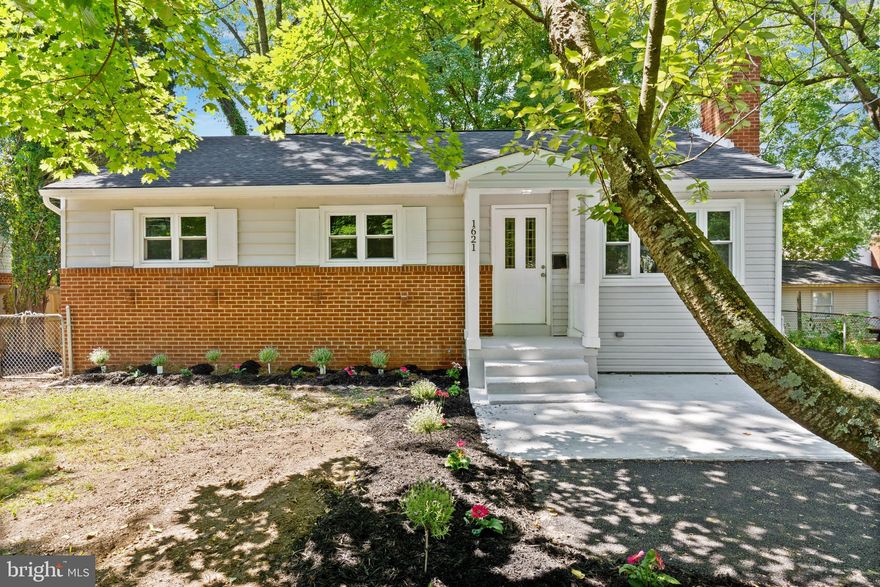 Beautiful 3 Bed 2 1/2 Bath home in the sought after Marumsco Village Subdivision.  New Carpet, Fresh Paint,
Upgraded Countertops, Laminate Flooring, Deck off Kitchen, Fully Finished Walkout Basement. Many Upgrades. Must See!