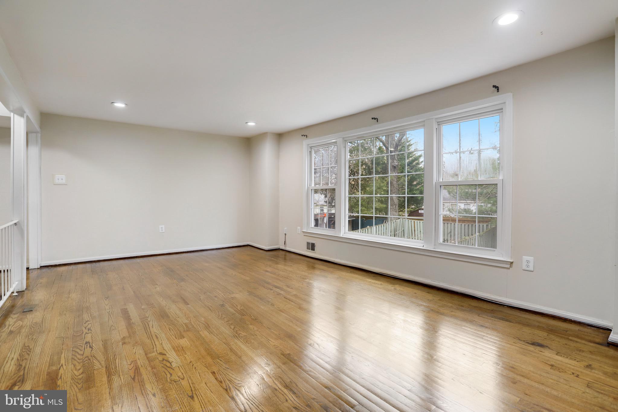 PINEWOOD LAKE - Residential Lease