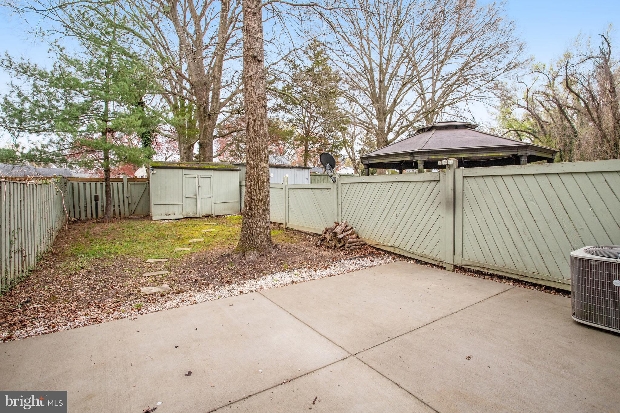 PINEWOOD LAKE - Residential Lease