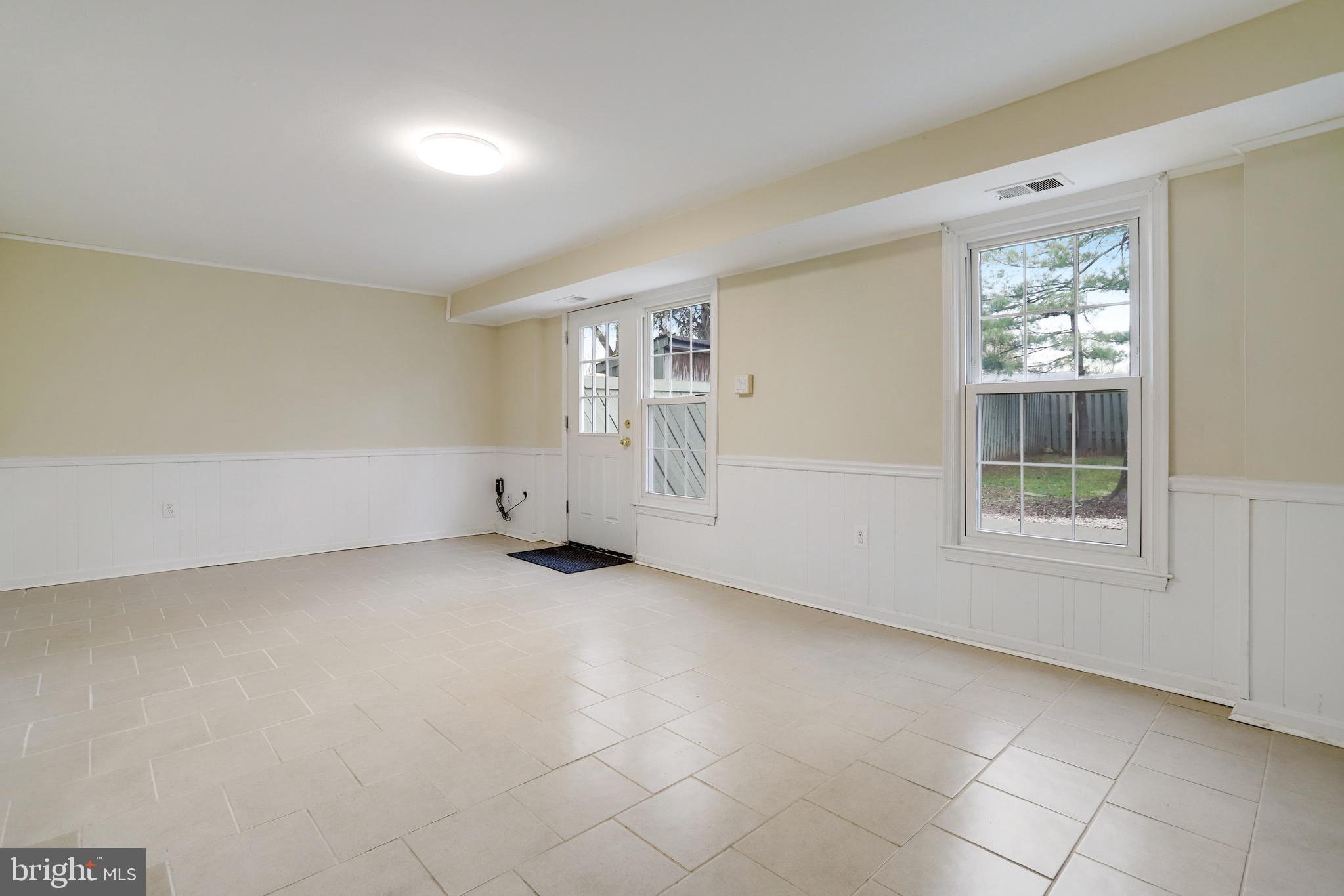 PINEWOOD LAKE - Residential Lease