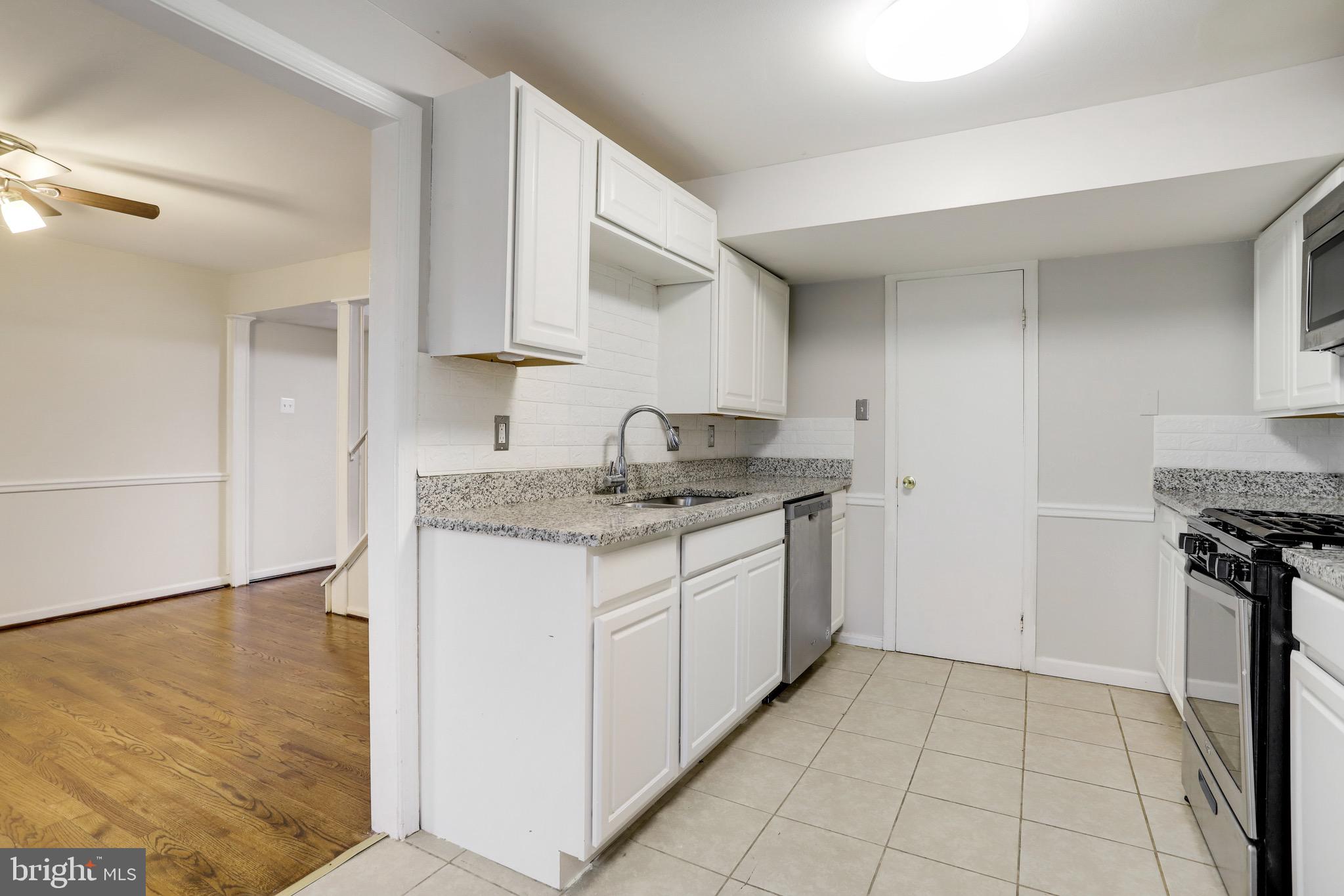 PINEWOOD LAKE - Residential Lease