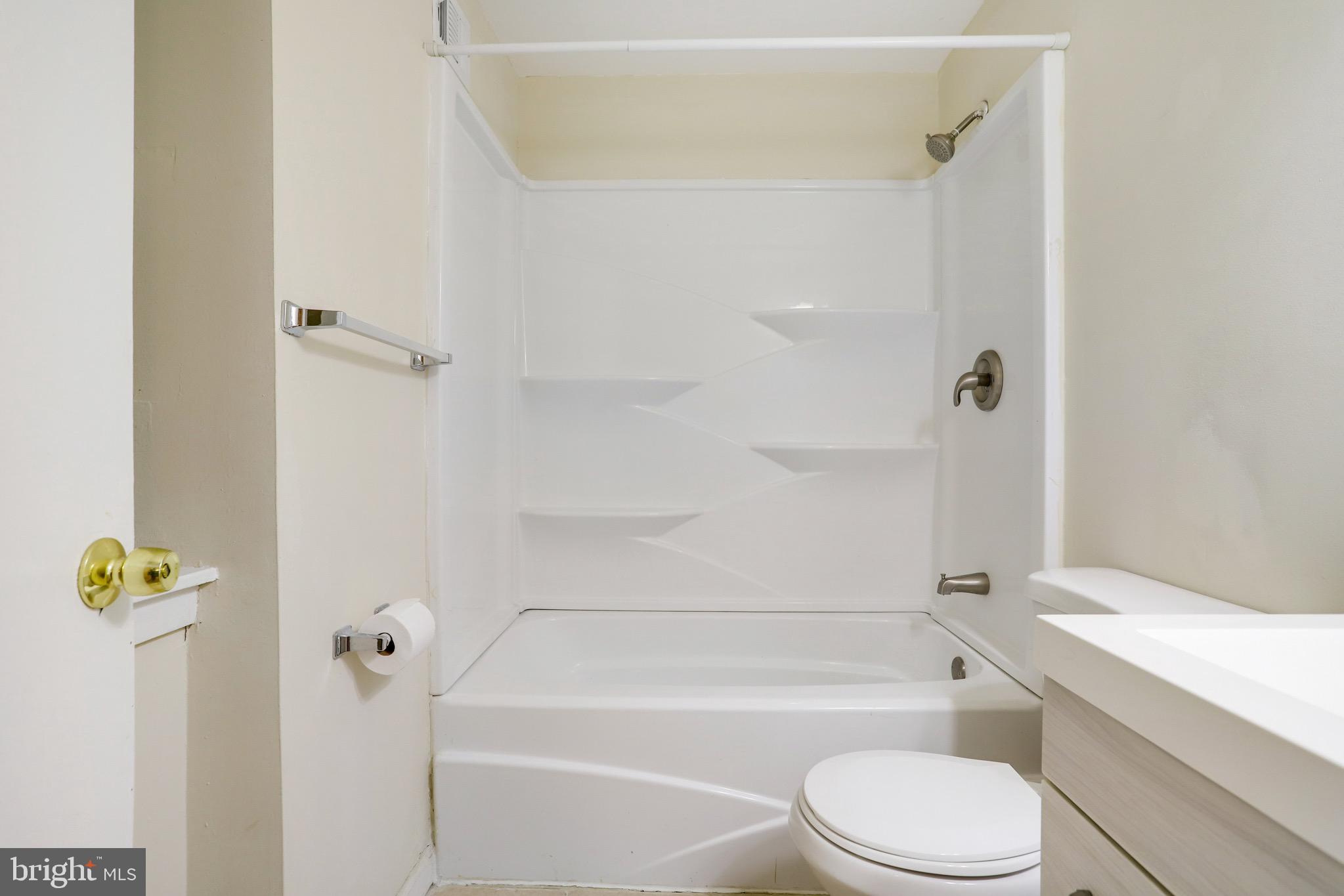 PINEWOOD LAKE - Residential Lease