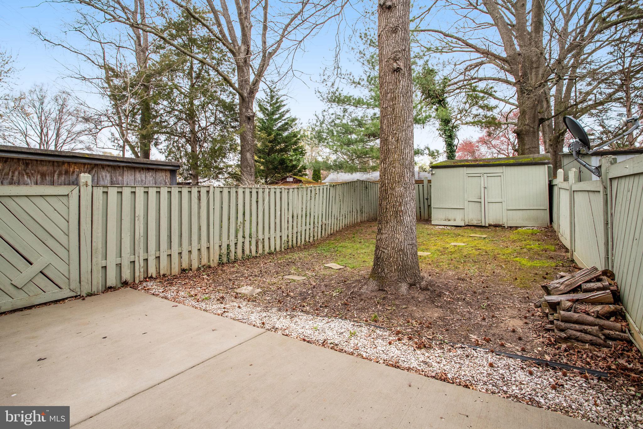 PINEWOOD LAKE - Residential Lease