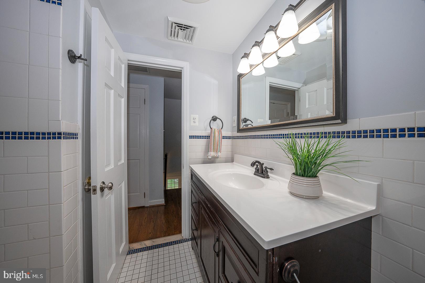 COLONIAL VILLAGE - Residential