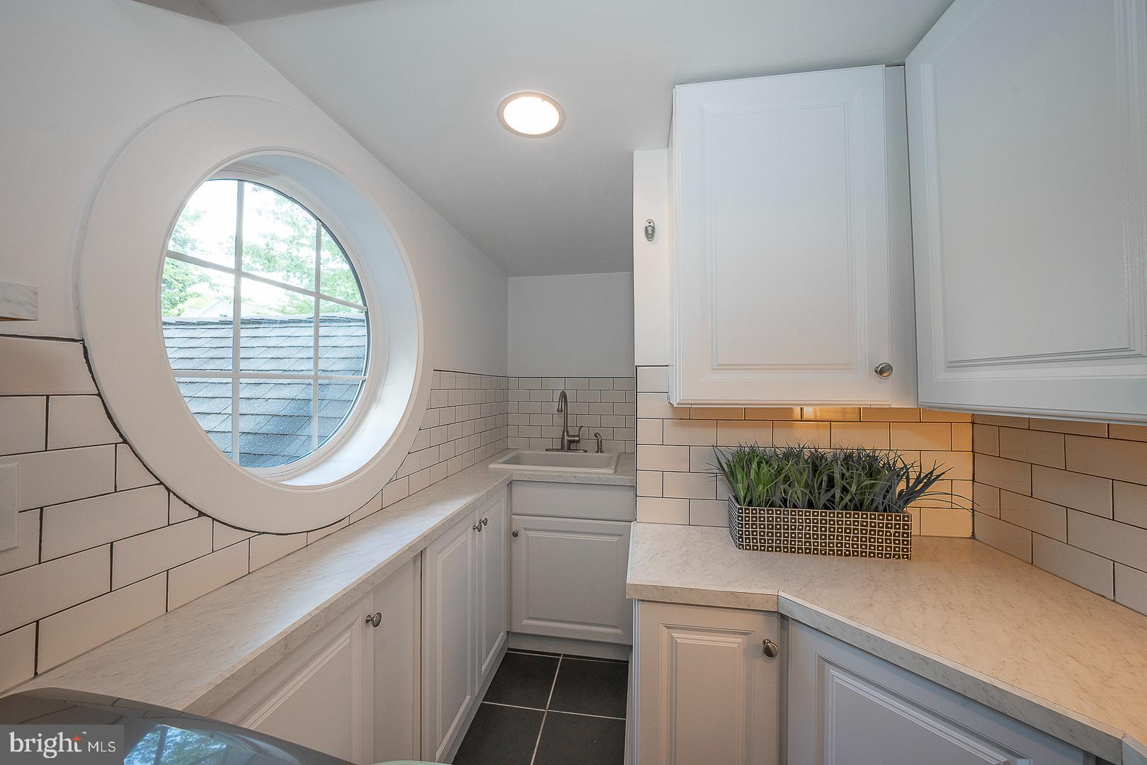 COLONIAL VILLAGE - Residential