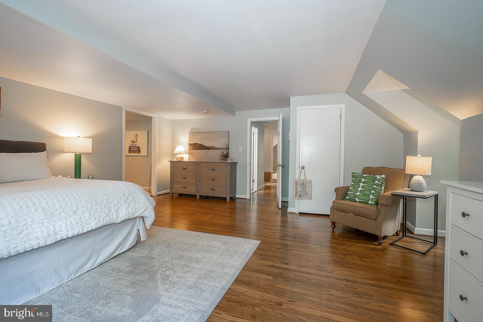 COLONIAL VILLAGE - Residential