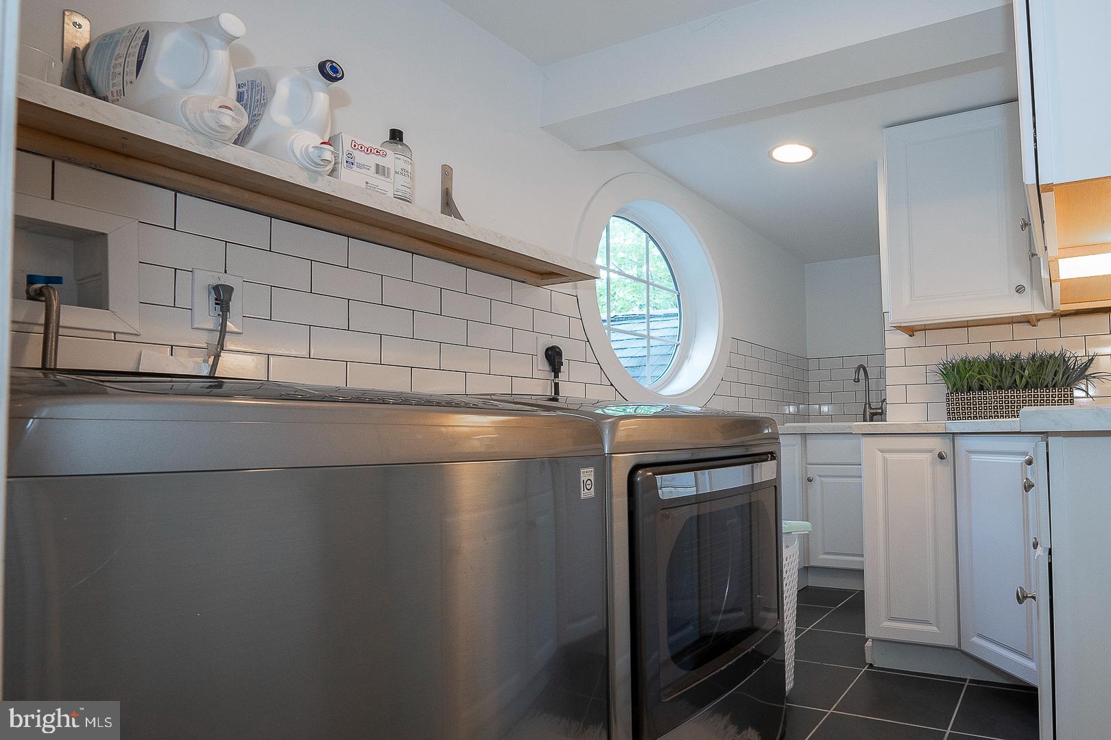 COLONIAL VILLAGE - Residential