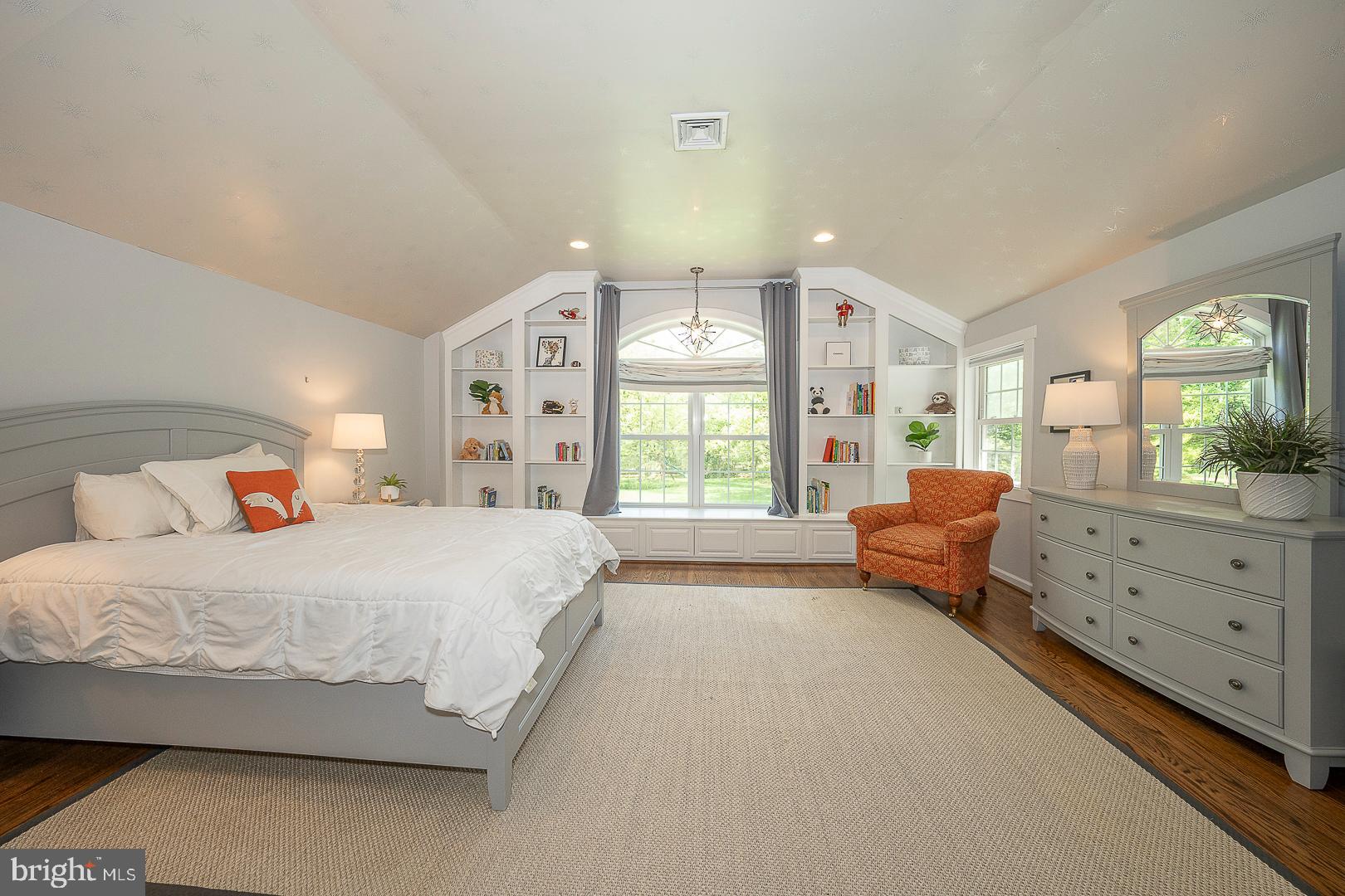 COLONIAL VILLAGE - Residential